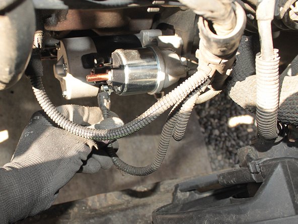 Mettre en place le câble inférieur du démarreur.