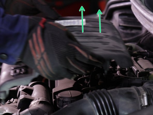 Retirer le cache moteur en le tirant vers le haut