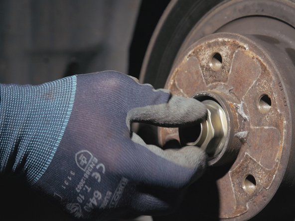 Retirer l'écrou du moyeu