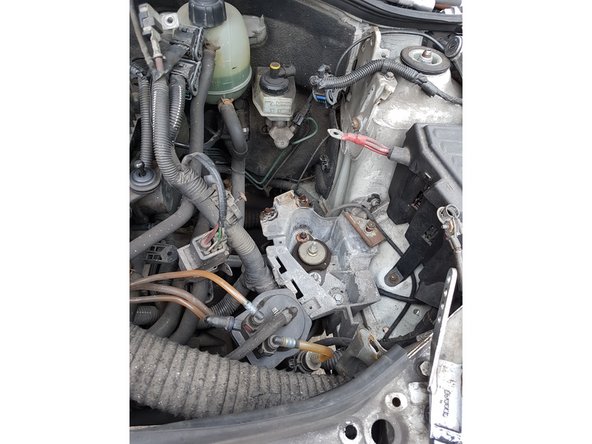 rouge : les vis du support de batterie (attention, il y en a une dessous !)