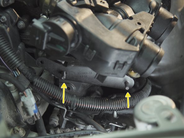 Replacer la plaque de support sur les vis