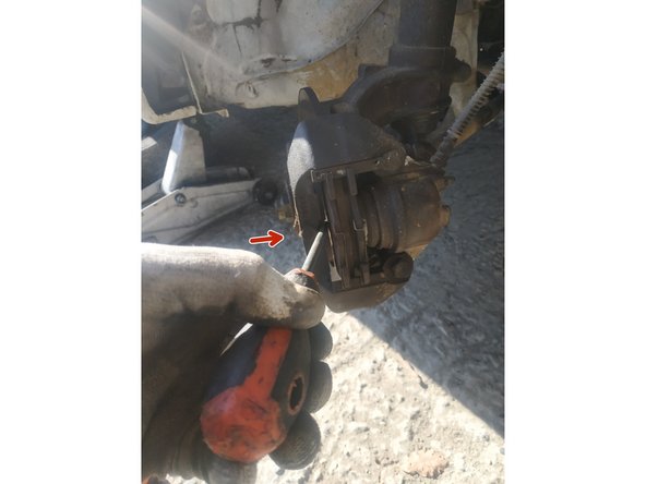 faire levier avec un tournevis plat pour rentrer le piston