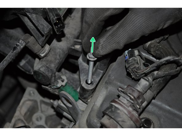 Déposer la seconde vis colonnette.