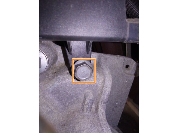 Déposer les 2 vis de fixation du passage de câble