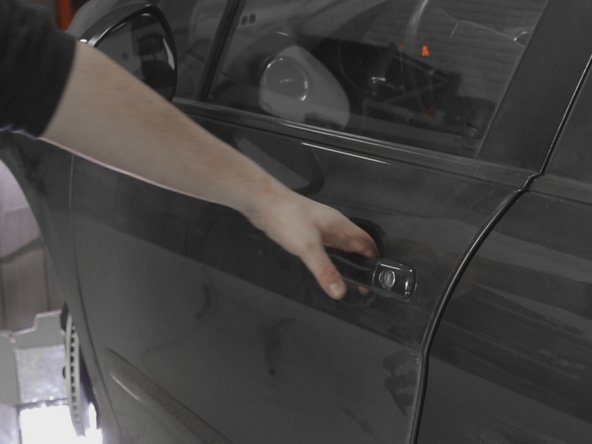 Ouvrir la portière , tirer sur la manivelle et ouvrir le capot.