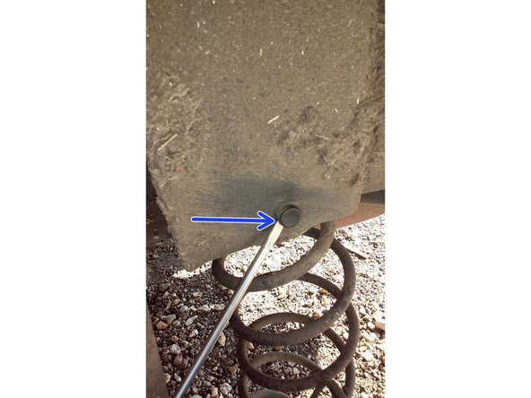 Avec le tournevis plat décoller la partie du centre.