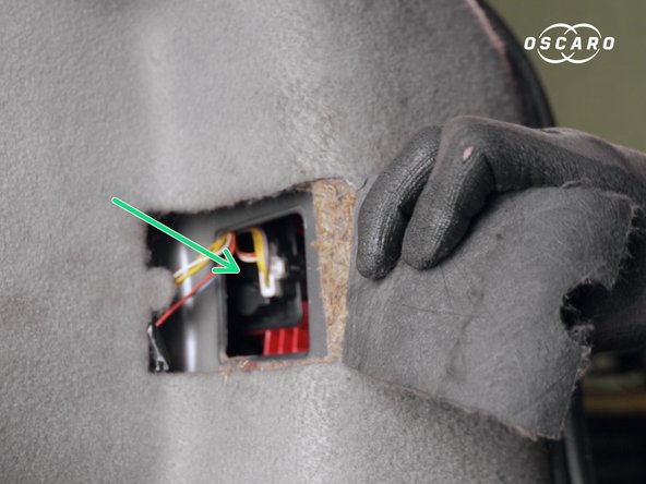 Placer la mousser dans son emplacement et refermer la trappe