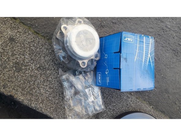 l'ancien et le nouveau roulement cote à cote. Le nouveau est fournit avec les 4 vis et l'ecrou de cardan