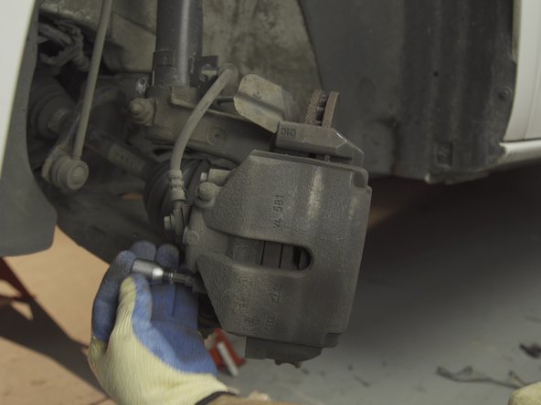 Une fois les deux colonnettes dévissées, tirer simplement sur l'étrier pour accéder aux plaquettes