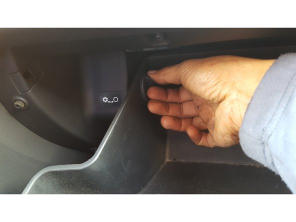 Dévisser le bouton d'arret de la boîte à gants côté gauche
