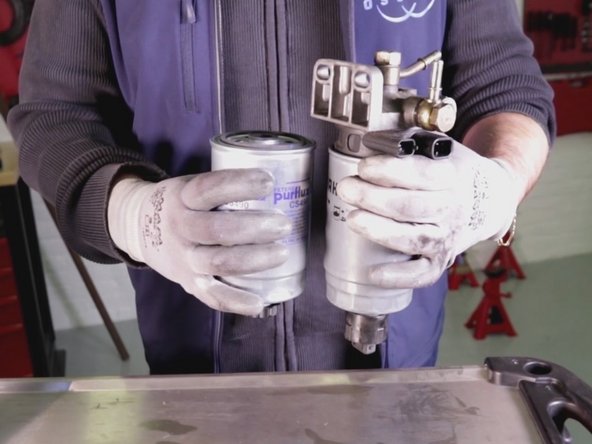 Comparer l'ancien et le nouveau filtre à carburant (même dimensions)