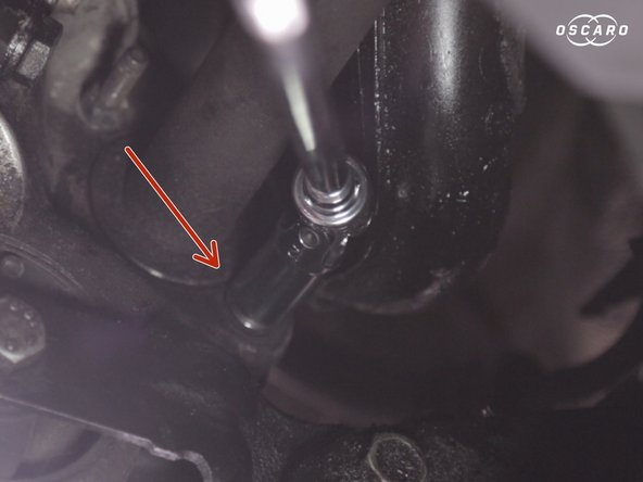 Utiliser une douille longue de 11 pour faciliter l'intervention