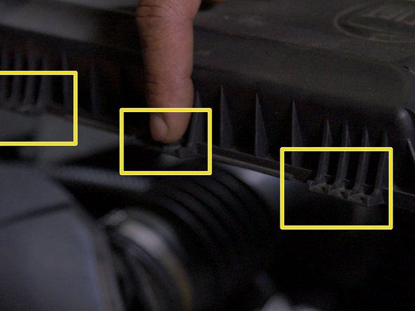 Replacer le couvercle de la boite à air , bien enclencher les encoches