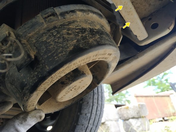 insérer l'encoche dans son logement sur la boîte à air