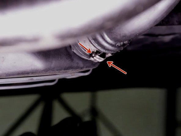 Serrer le collier à l'aide d'une pince