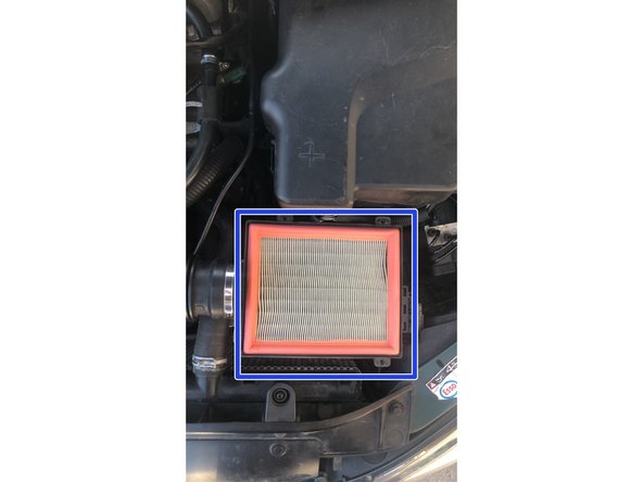 Soulever le couvercle de la boite à air, afin d avoir accès au filtre