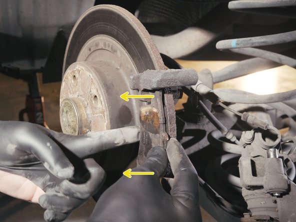 Retirer la plaquette présente sur la chape et le disque en tirant dessus