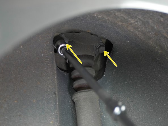 A l'aide d'une longue rallonge, d'un cliquet et d'une douille de 16 dévisser les deux écrous de maintient de l'amortisseur