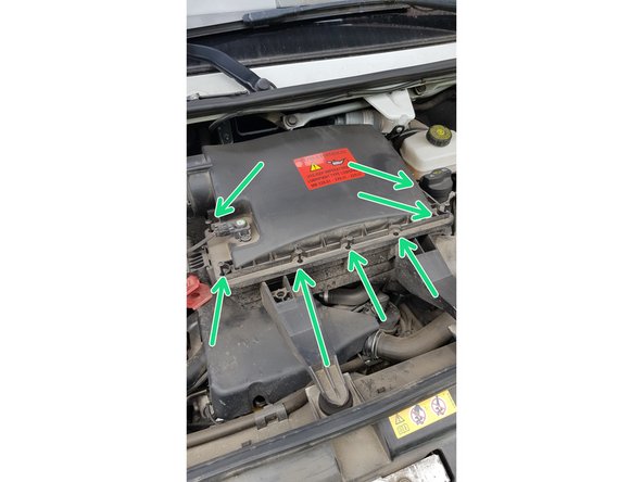 Une fois le filtre à air bien mis dans son logement, revisser les 7 vis qui permettent de maintenir le boitier du filtre à air à l'aide de votre tournevis TORX 20.