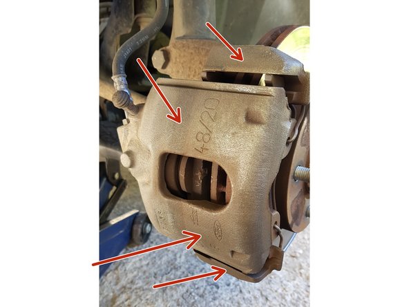 Avec une brosse métallique nettoyez l'étrier et son support