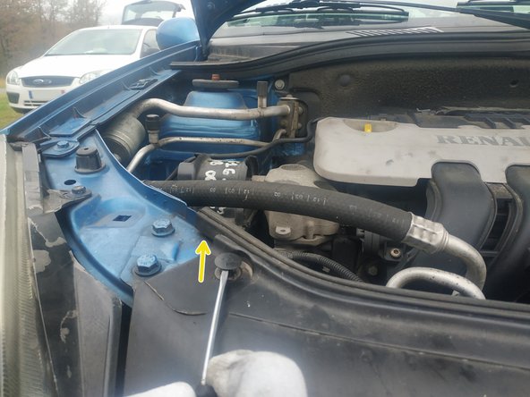 pour libérer la partie supérieure, retirer les 2 clips en plastique en faisant levier avec un tournevis plat