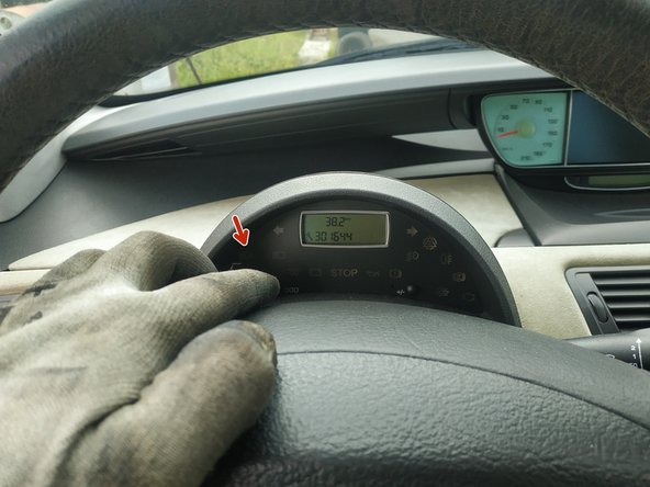 appuyer et maintenir le bouton de remise à zéro