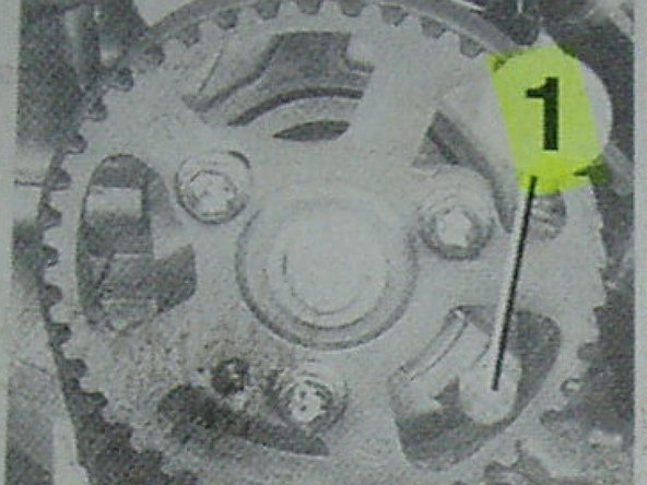 Mettre une vis, un forêt ou une tige de diamètre 8 dans la couronne et les trous de pignon d'arbre à cames prévus à cet effet.