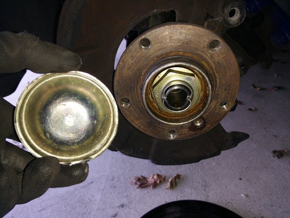 A l'aide d'un burin ou d'un tournevis plat, retirer le cache