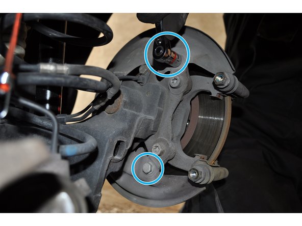 Déposer la protection de disque en utilisant une clé de 13 mm. Il y a 3 vis de fixations.