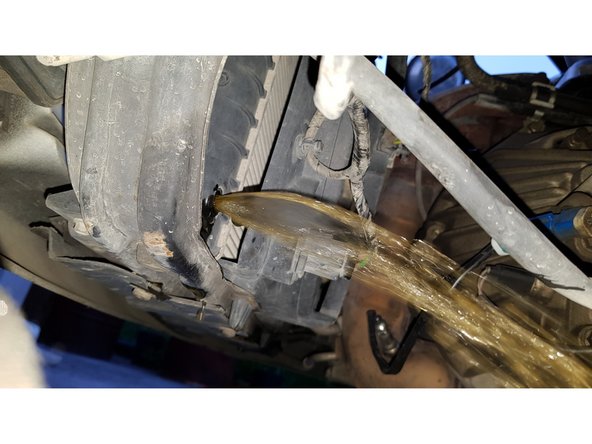 Dévissez entièrement le bouchon de vidange pour purger le circuit.