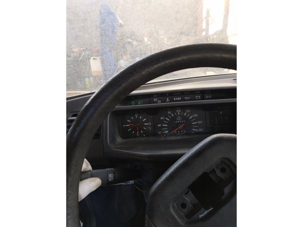 contrôler que tout fonctionne correctement avant de continuer ; feux de position, croisement, route, klaxon, clignotants, antibrouillards arrière (si équipé)