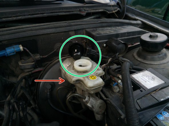 Vérifier le niveau du liquide de frein dans le capot, s'il est au maximum il faut en enlever à l'aide d'une seringue car il débordera à l'étape du repoussage du piston
