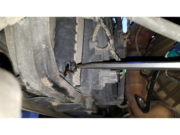 Dévissez entièrement le bouchon de vidange pour purger le circuit.