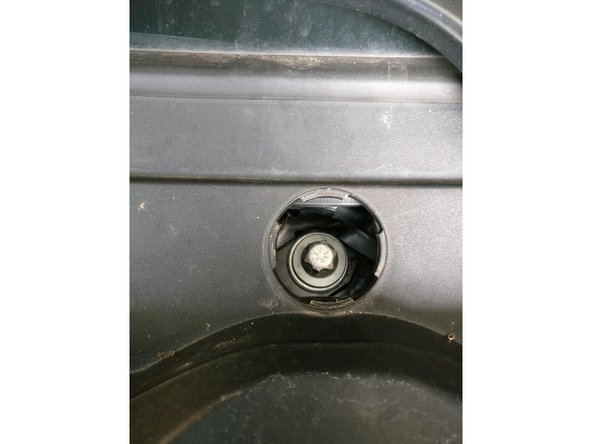 Dévisser la vis centrale torx (clé à oeil ou douille de 14