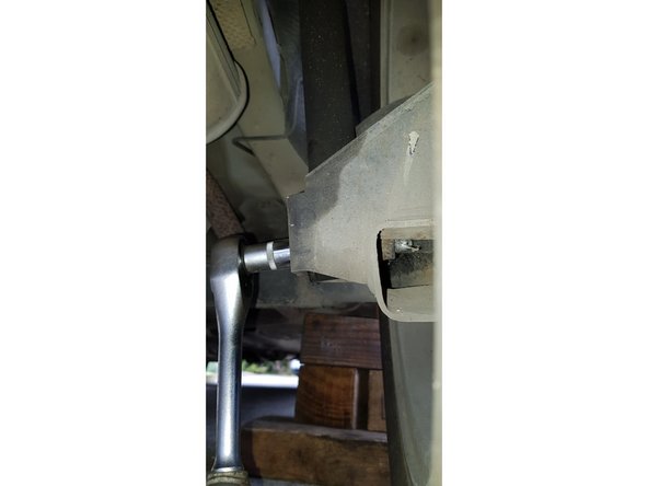 Avec une douille de 15mm retirez la vis.