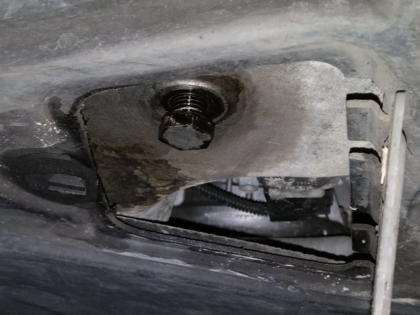 A l'aide d'un cliquet, d'une rallonge et d'une douille de 17, dévisser la vis