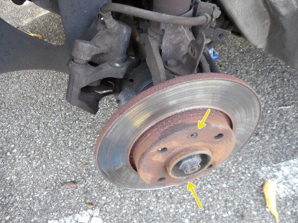 Il est possible que ces vis soient très serrées. Ne pas hésiter à utiliser une rallonge ou un tube.