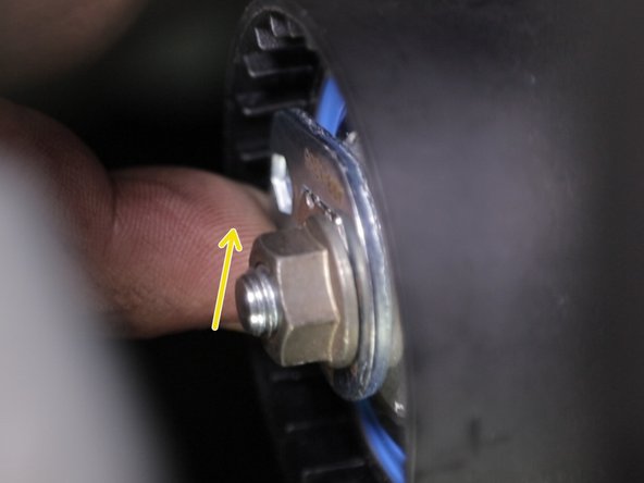 Remonter le levier du tendeur avec votre doigt ou à l'aide d'une clef Allen, de sorte que la position du levier tendeur soit horizontale