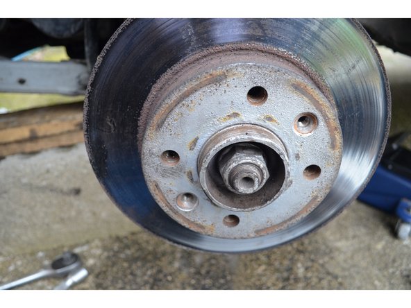 Une fois les vis retirées, il suffit de tirer sur le disque pour l'enlever.