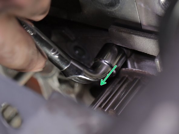 Desserrer toutes les vis de la pompe à eau