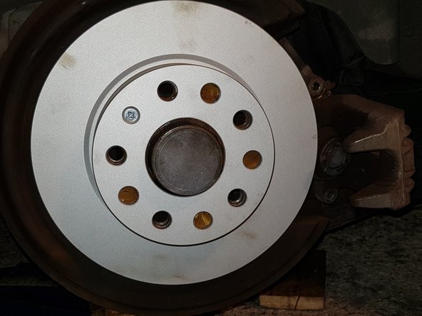 Positionnez le disque puis fixez-le avec sa vis.