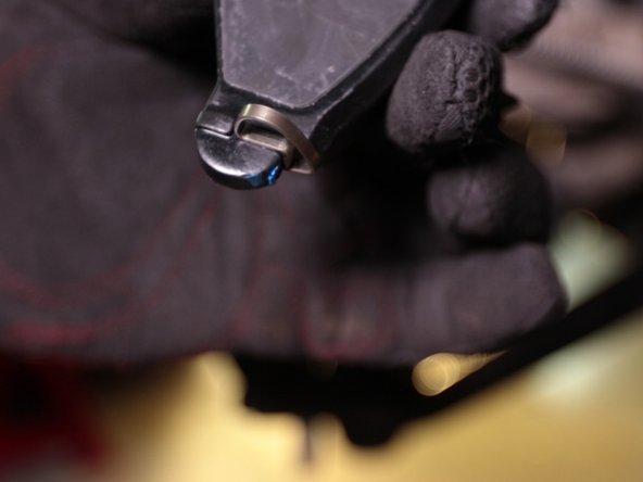 Appuyer sur les accroches à l'aide d'un tournevis plat pour faciliter la pose des plaquettes