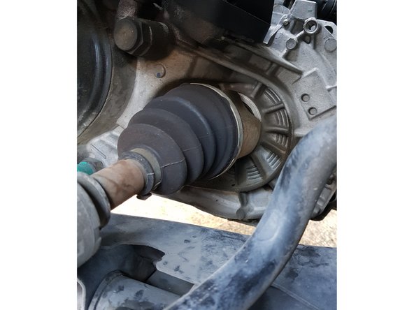 Côté conducteur le cardan est simplement emboîté. Les cannelures du cardan sont emboîtées dans celles de la boîte.