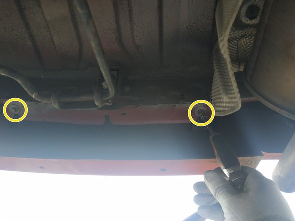 dévisser les vis du bas, clé de 10mm