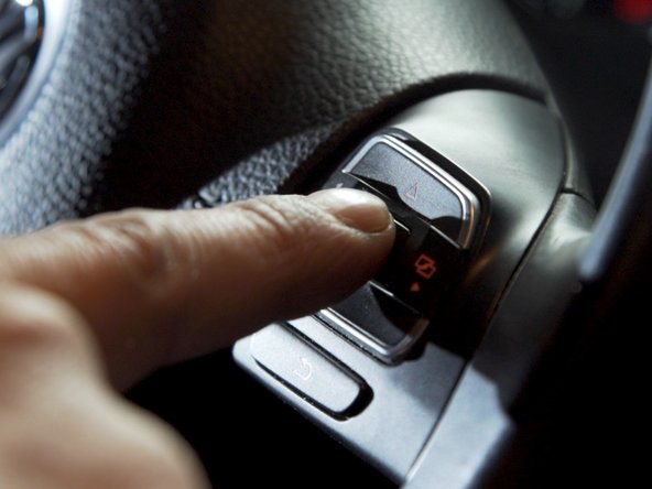 Utilisez la commande présente sur le volant pour sélection votre réponse