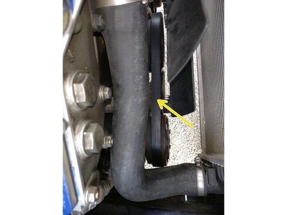La courroie d'accessoire se trouve coté passager, juste sous la durite du liquide de refroidissement