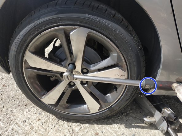 baisser la voiture et finir le serrage des goujons, couple de 100 N.m