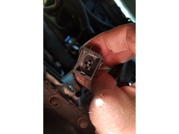 Voici quelques photos de la connectique sur lesquelles vous verrez mieux les oreilles de l'agrafe sur lesquelles il faut appuyer.