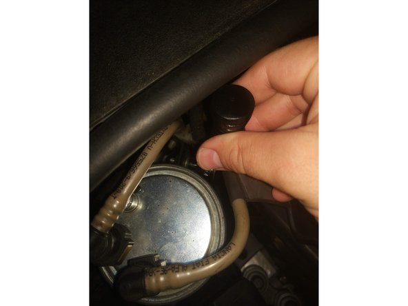 On revisse le support du filtre et on reclipse les durites. On ne peut pas se tromper car les diamètres des deux durites et différents