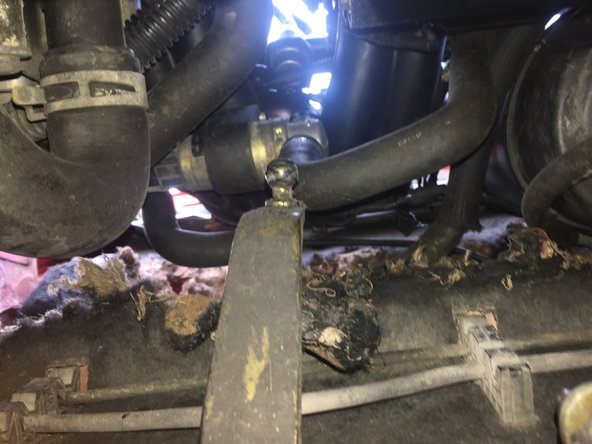 Faites levier pour déposer la dernière biellette